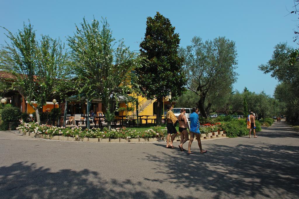 מנרבה דל גארדה Camping La Rocca מראה חיצוני תמונה