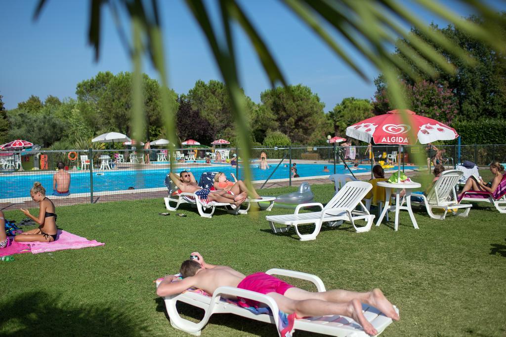 מנרבה דל גארדה Camping La Rocca מראה חיצוני תמונה